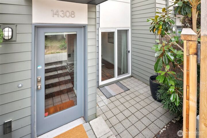 14308  Midvale Avenue N  Seattle WA 98133 photo