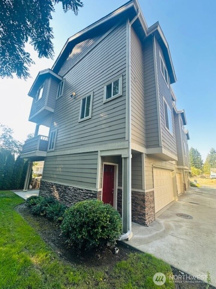 Property Photo:  978  Edmonds Avenue NE F  WA 98056 