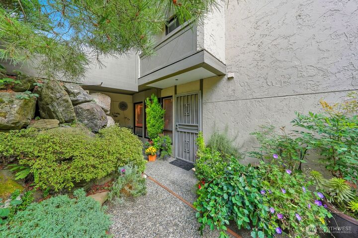 Property Photo: 6562 Park Point Way NE B106 WA 98115