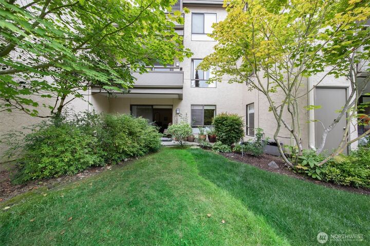 Property Photo: 6562 Park Point Way NE B106 WA 98115