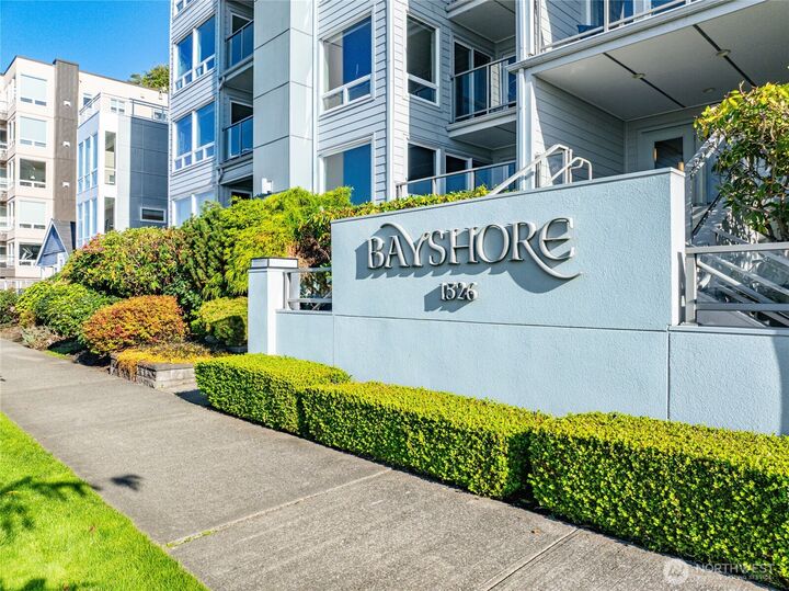 Property Photo:  1526  Alki Avenue SW 304  WA 98116 