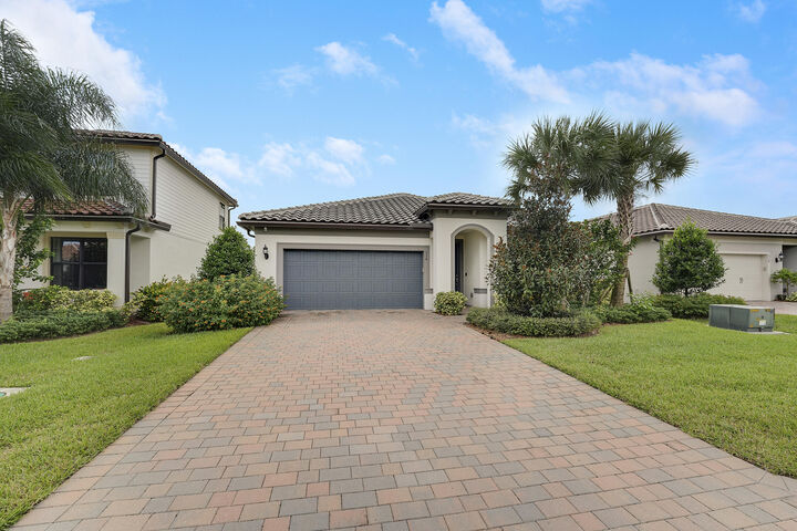 Property Photo:  534 SE Crathes Street  FL 34984