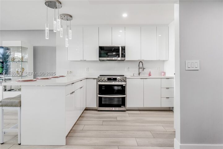 Property Photo:  100 Lincoln Rd 323  FL 33139 