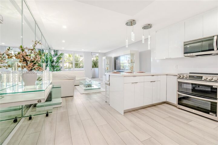 Property Photo: 100 Lincoln Rd 323 FL 33139