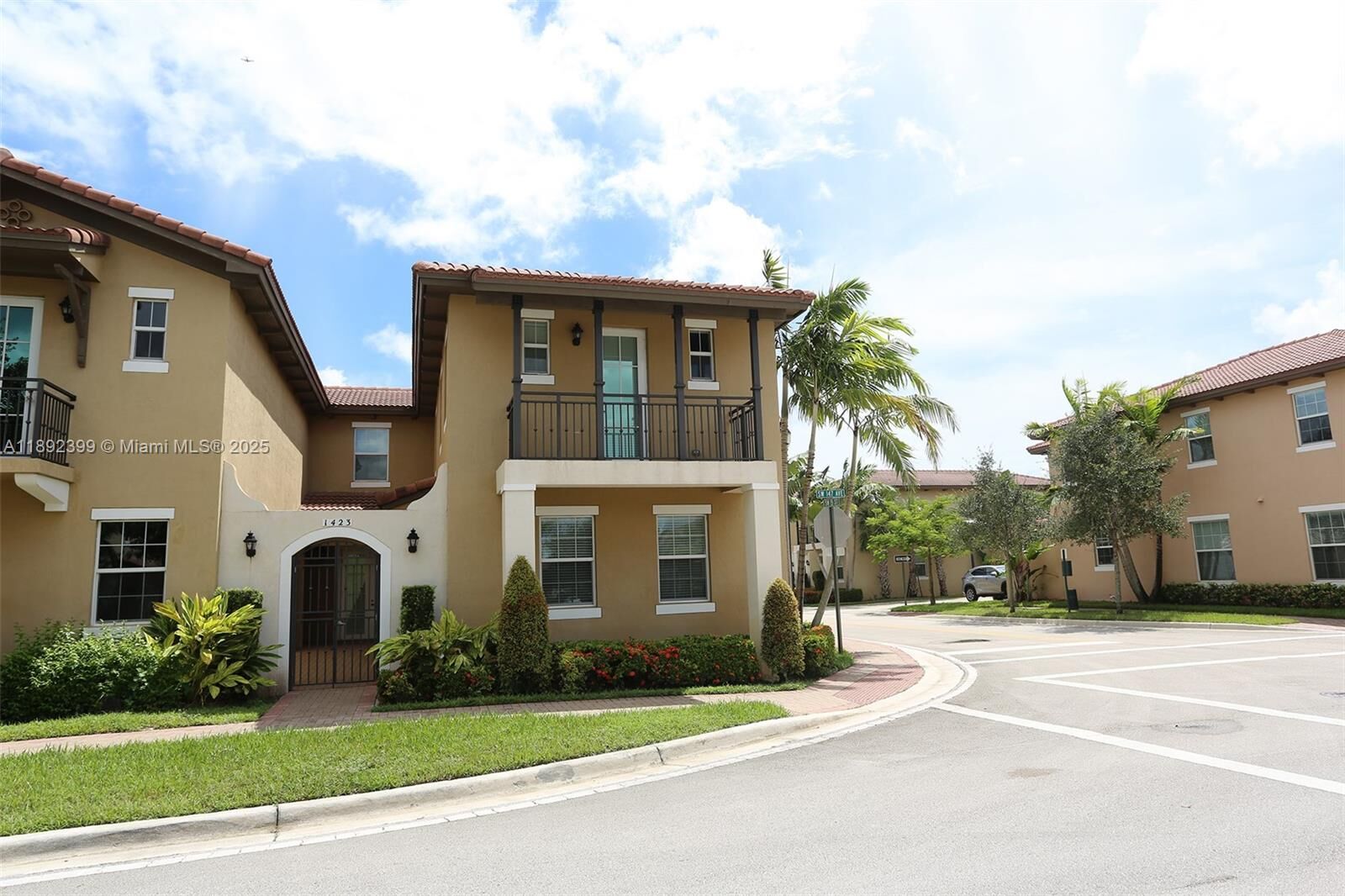 Property Photo: 1423 SW 147th Ave FL 33027