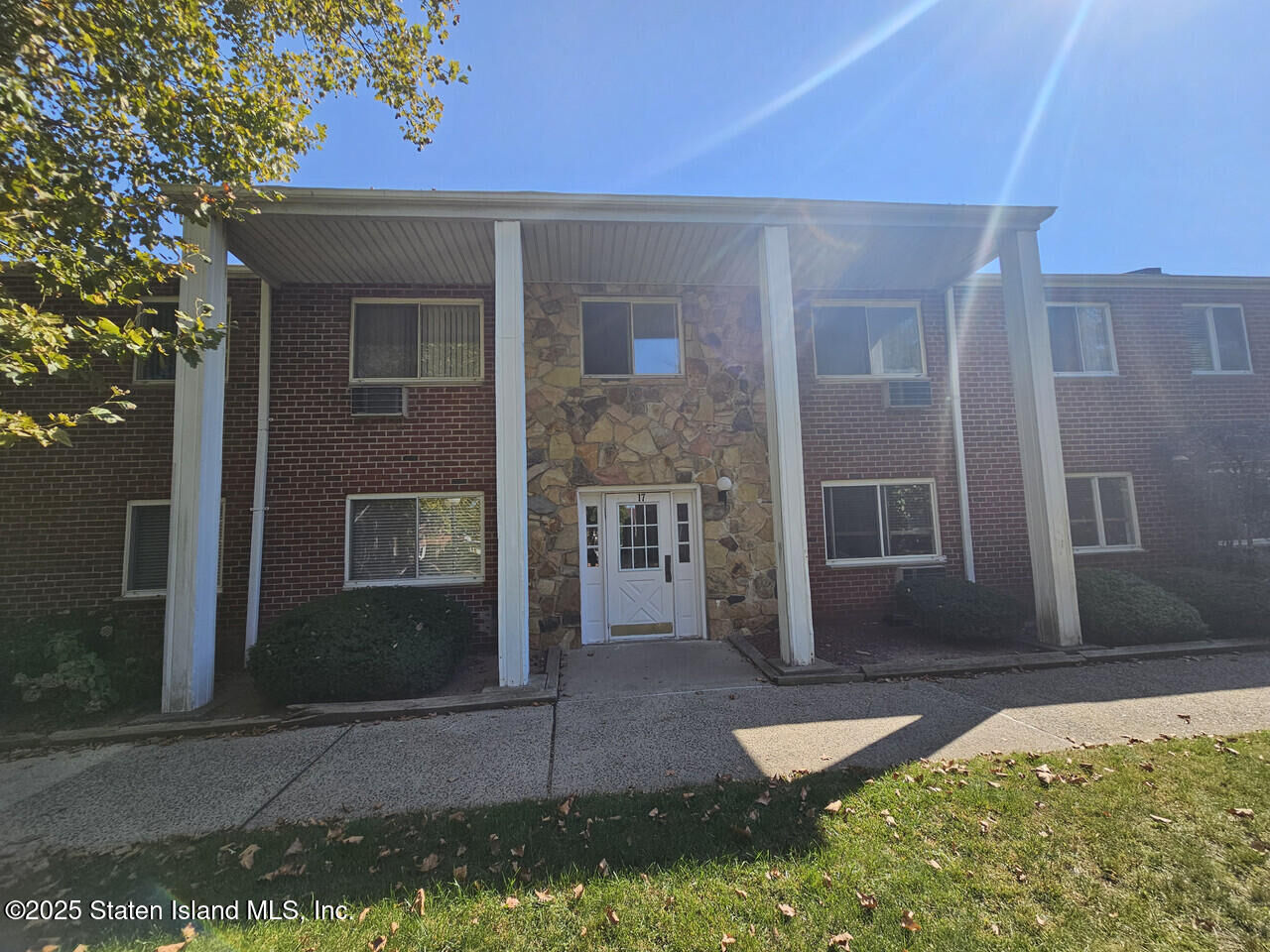 Property Photo: 17 Gadsen Place 1H NY 10314