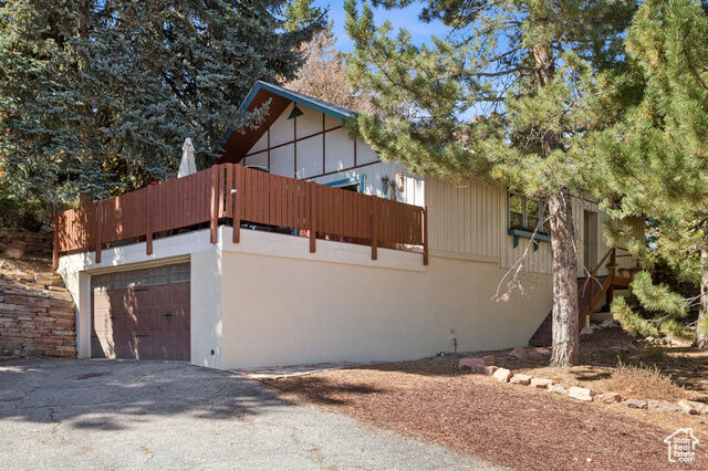Property Photo: 135 Crestview Dr UT 84098