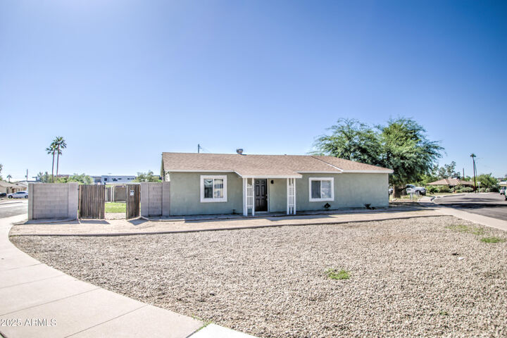 Property Photo: 203 W Mission Lane AZ 85021
