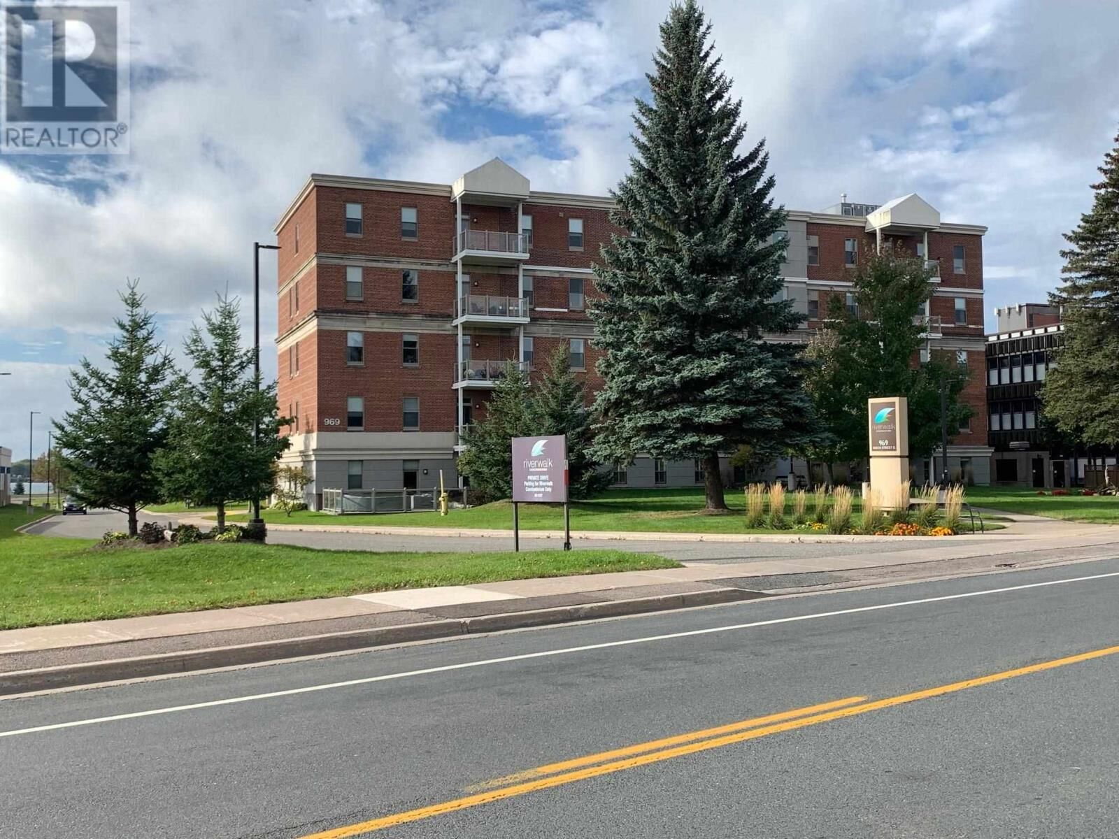 Property Photo: 969 Queen St # 109 ON P6A 2C2