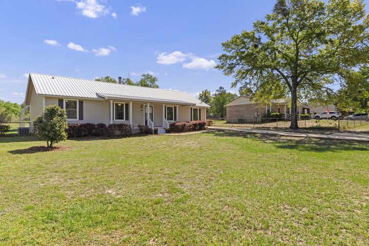 Property Photo: 396 Lakeview Drive FL 32433