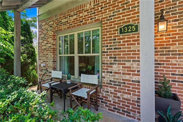Property Photo:  1325 Oakview Road  GA 30030 