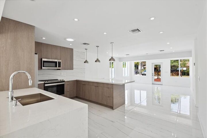 Property Photo: 2201-1 NE 9th Ave 1 FL 33305