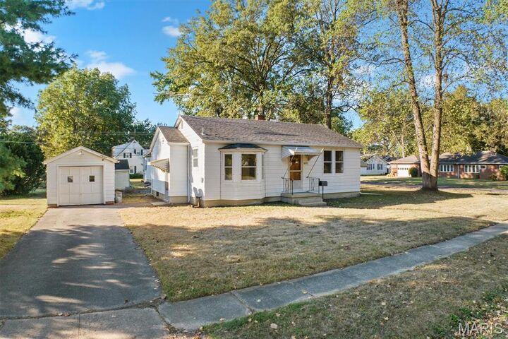 1032 W Madison Street  Mascoutah IL 62258 photo