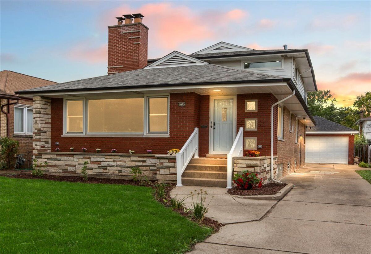 Property Photo: 10206 S Saint Louis Avenue IL 60805
