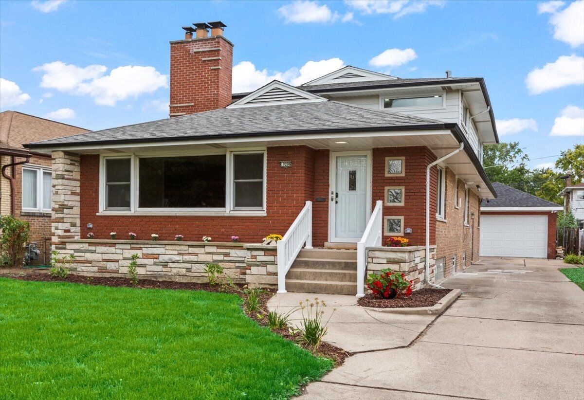 Property Photo: 10206 S Saint Louis Avenue IL 60805