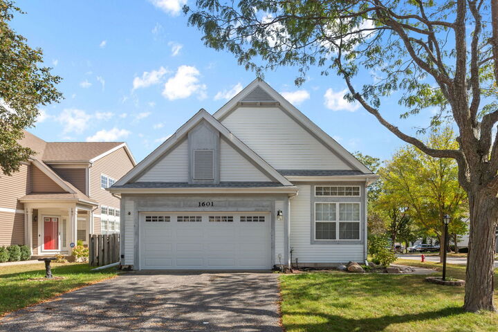 Property Photo: 1601 Newgate Court IL 60031