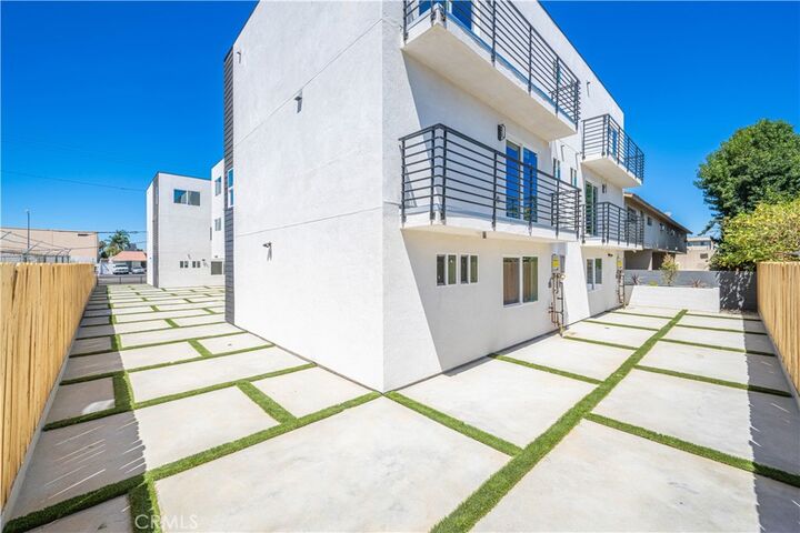 Property Photo:  6834 Hazeltine Avenue 3  CA 91405