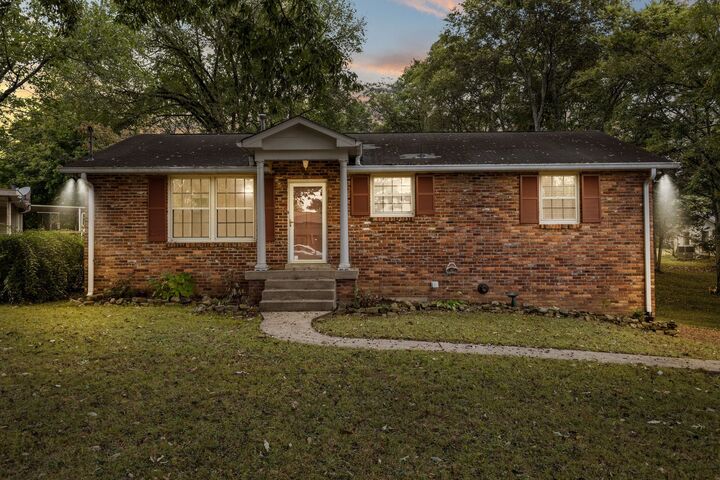 Property Photo: 522 Bellevue Rd N TN 37221