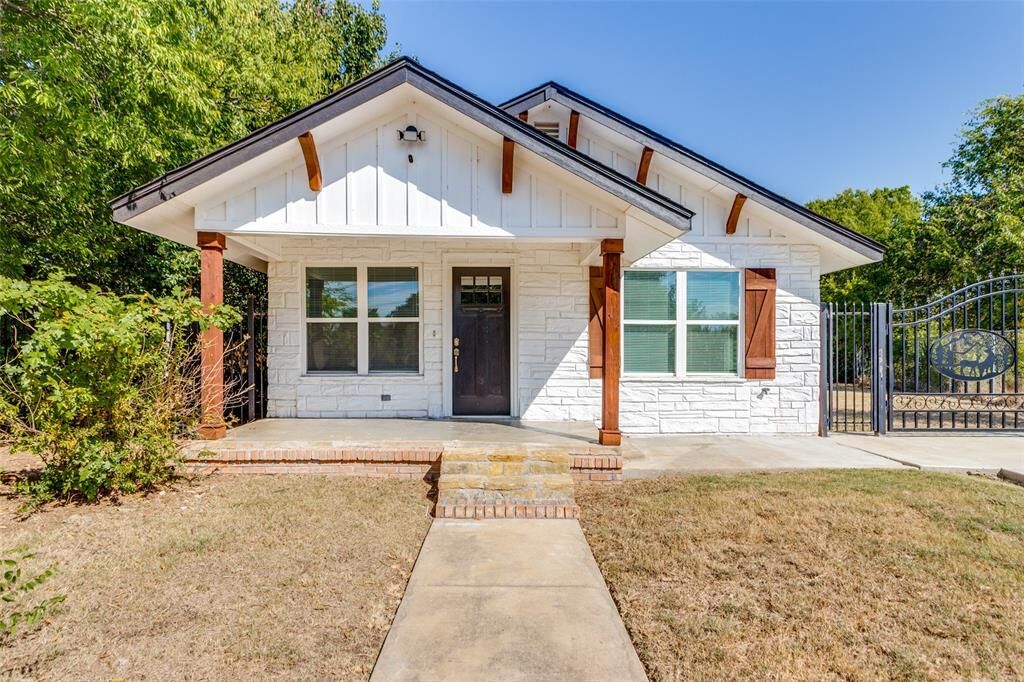 Property Photo: 1423 E Davis Avenue TX 76104