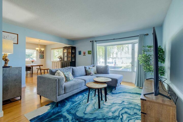 Property Photo: 114 Hallbrook Drive SW AB T2V 3H6