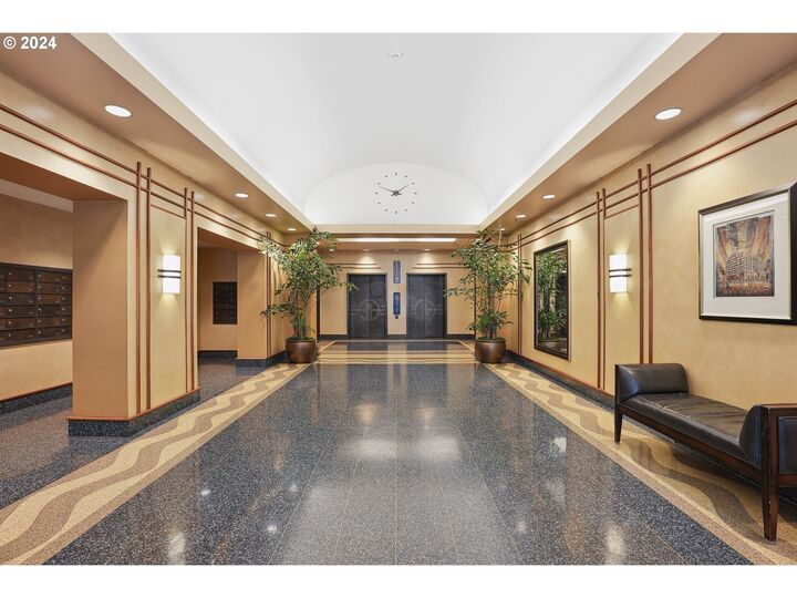 Property Photo: 420 NW 11th Ave 1206 OR 97209