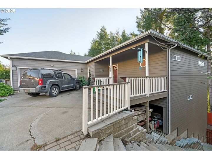Property Photo:  723 N 8th Loop  OR 97420