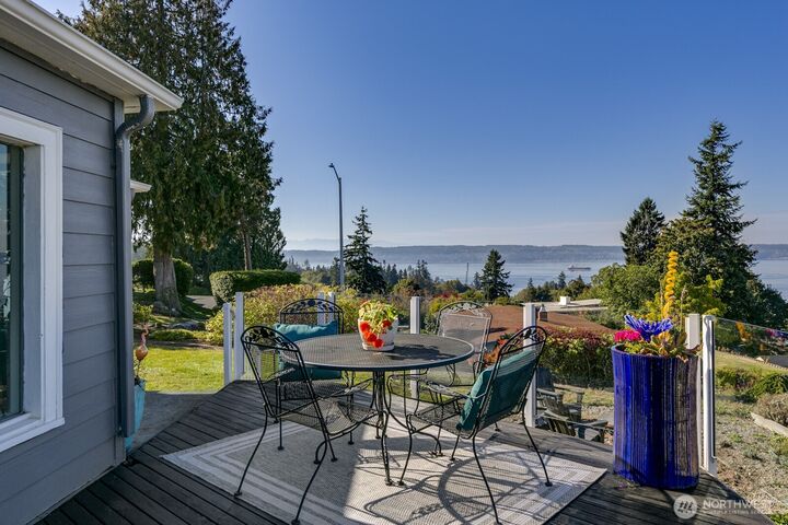 Property Photo: 5037 33rd Avenue W WA 98203