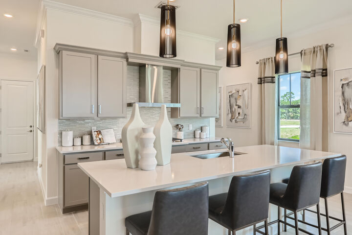 Property Photo:  512 SE Fascino Circle  FL 34984