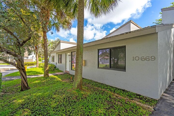 Property Photo: 10669 SW 113th Pl 84Z FL 33176