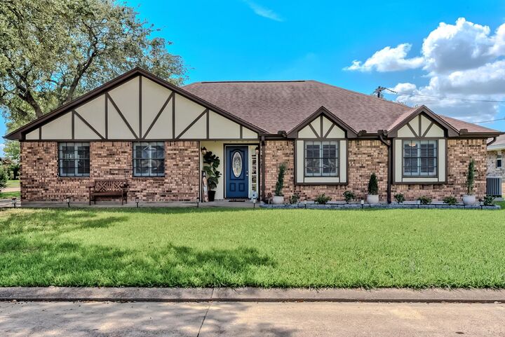 Property Photo:  2201 Friar Tuck Ln  TX 77619 