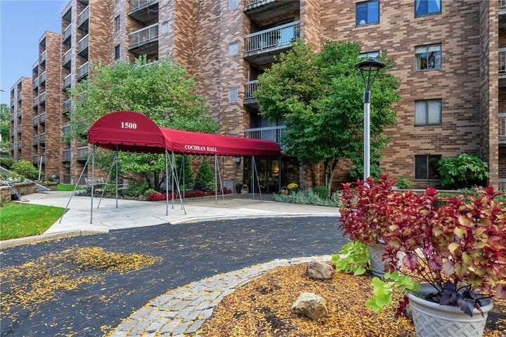 Property Photo:  1500 Cochran Rd 412  PA 15243 