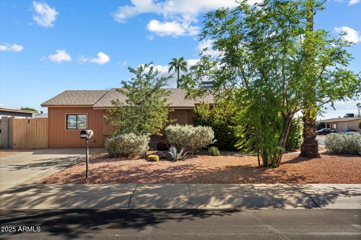 Property Photo:  2813 W Port Royale Lane  AZ 85053 