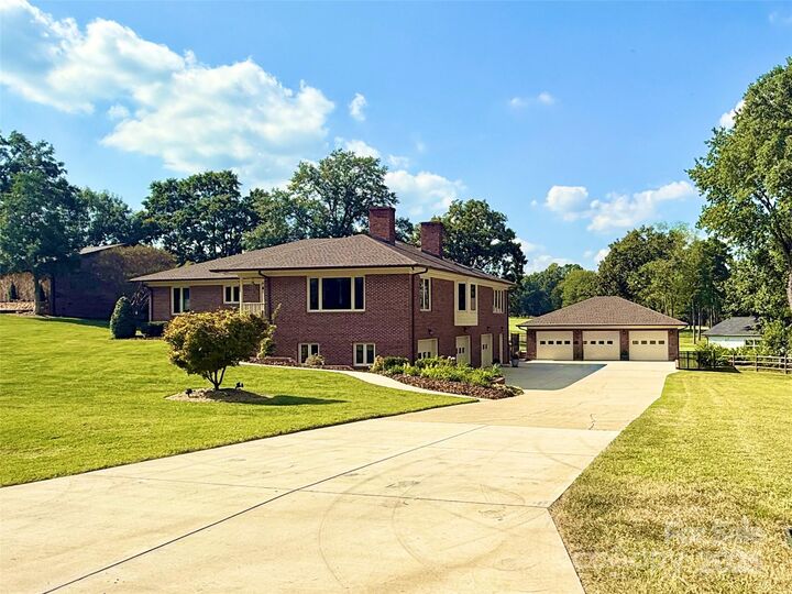 Property Photo: 1419 Stoneyridge Drive NC 28214