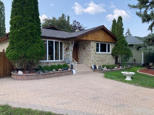 Property Photo: 909 Wicklow Place MB R3T 0J1