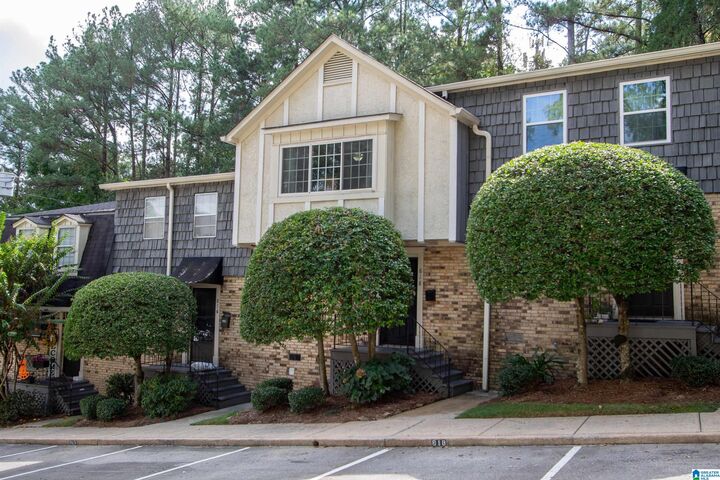 Property Photo: 818 Vestavia Villa Court AL 35226
