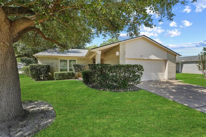 Property Photo: 1103 Ashdale Drive TX 77498
