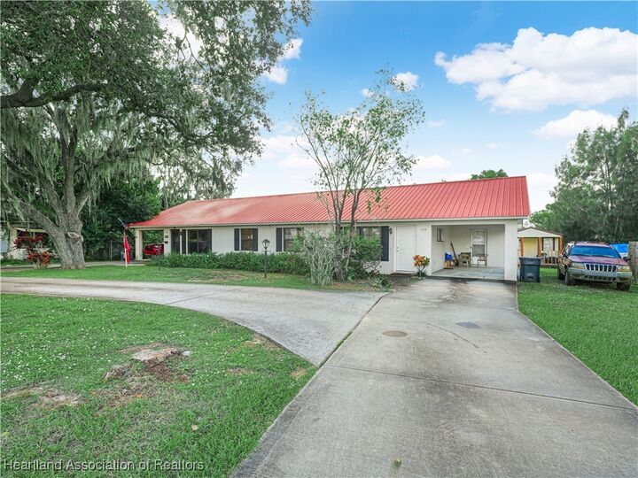 Property Photo: 723 W Bell Street FL 33825