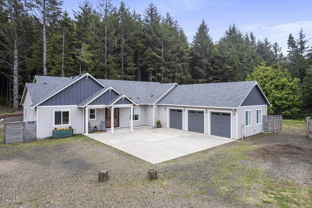 Property Photo: 805 SW Wakeetum Street OR 97394