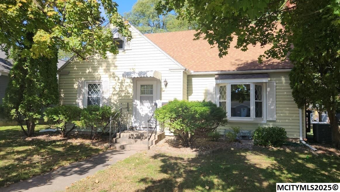 Property Photo:  834 4th SE  IA 50401 