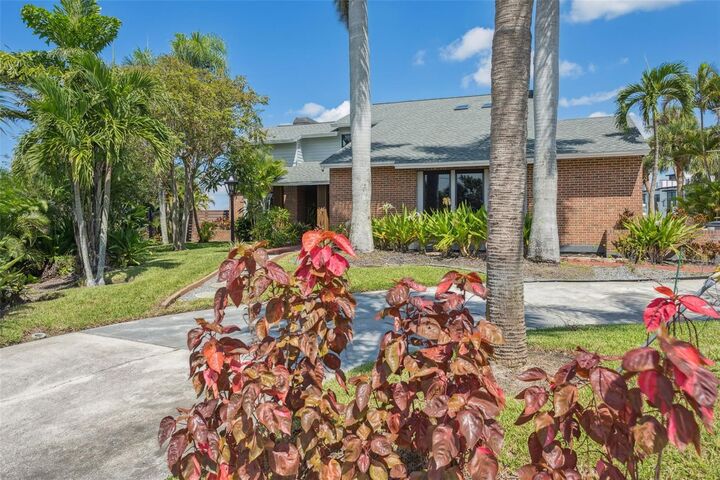 Property Photo:  769 Kingston Court  FL 33572