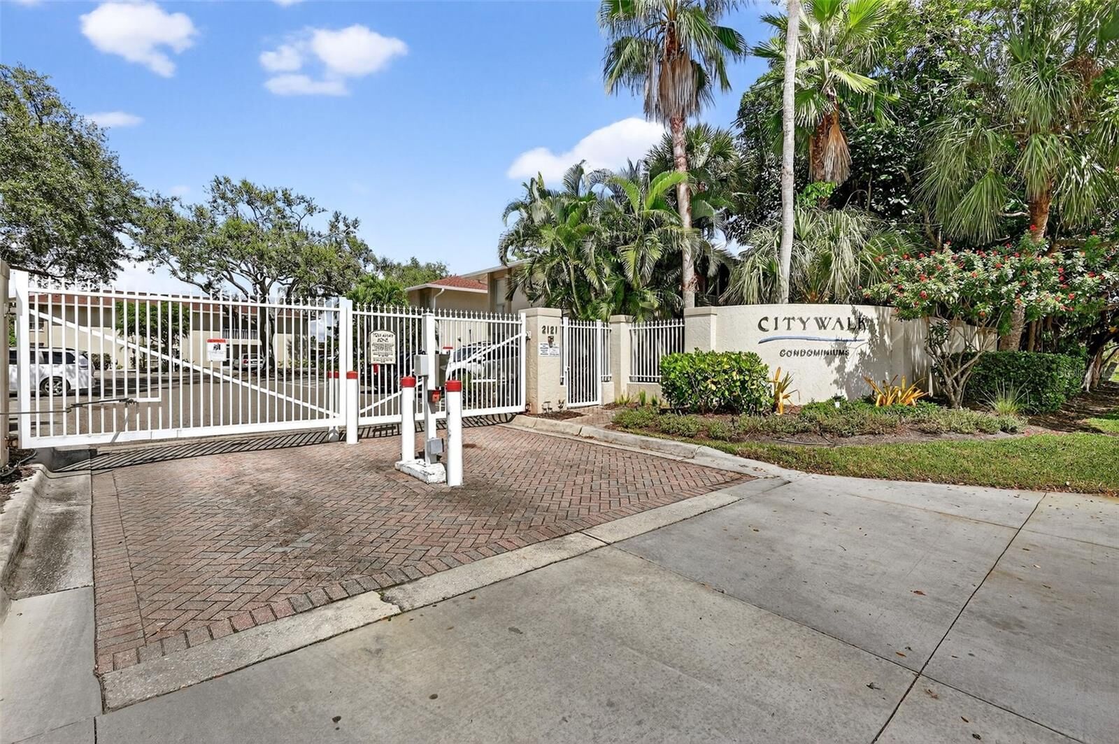 Property Photo: 2121 Wood Street 226 FL 34237