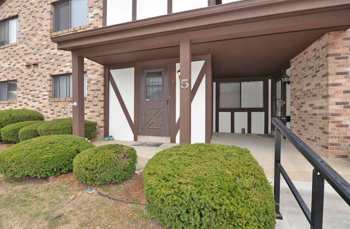 Property Photo: 5616 Cambridge Ln 5 WI 53406
