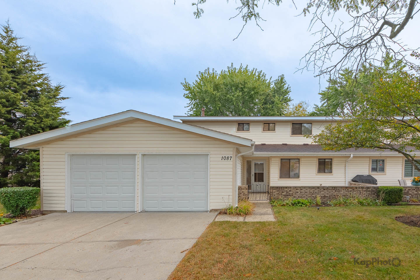 Property Photo: 1087 Mohegan Lane IL 60193