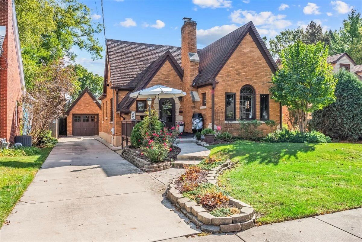 Property Photo: 21 N Edison Avenue IL 60123