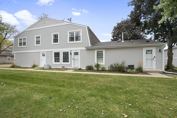Property Photo:  215 Sunset Court  IL 60061 