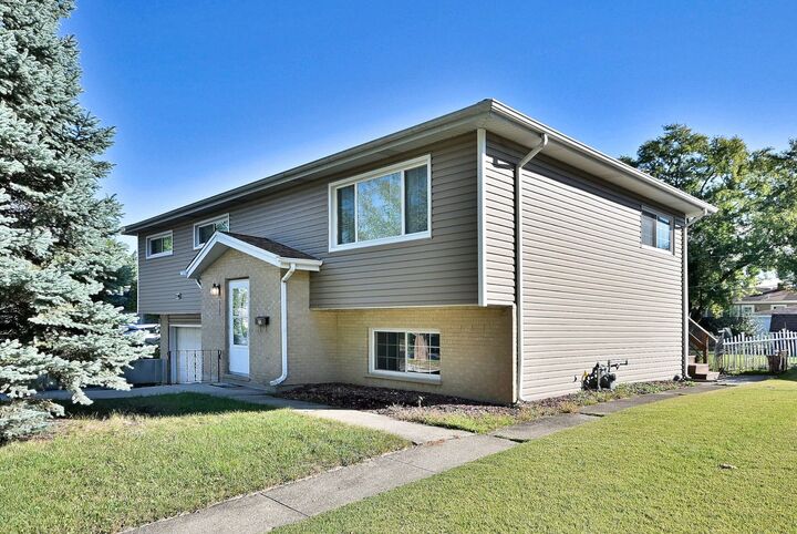 Property Photo: 913 S Iowa Street IL 60101