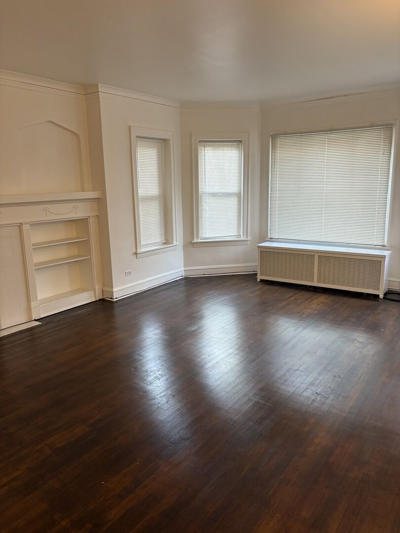 Property Photo: 8031 S Maryland Avenue 1S IL 60619
