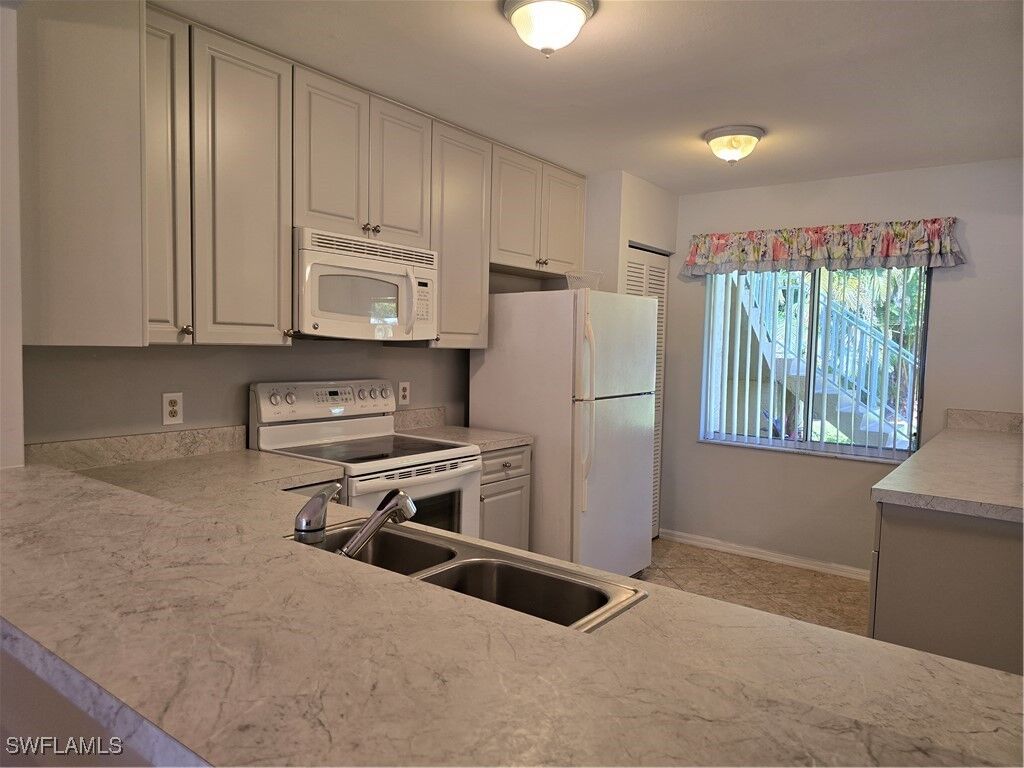 Property Photo: 5622 Woodmere Lake Circle B102 FL 34112