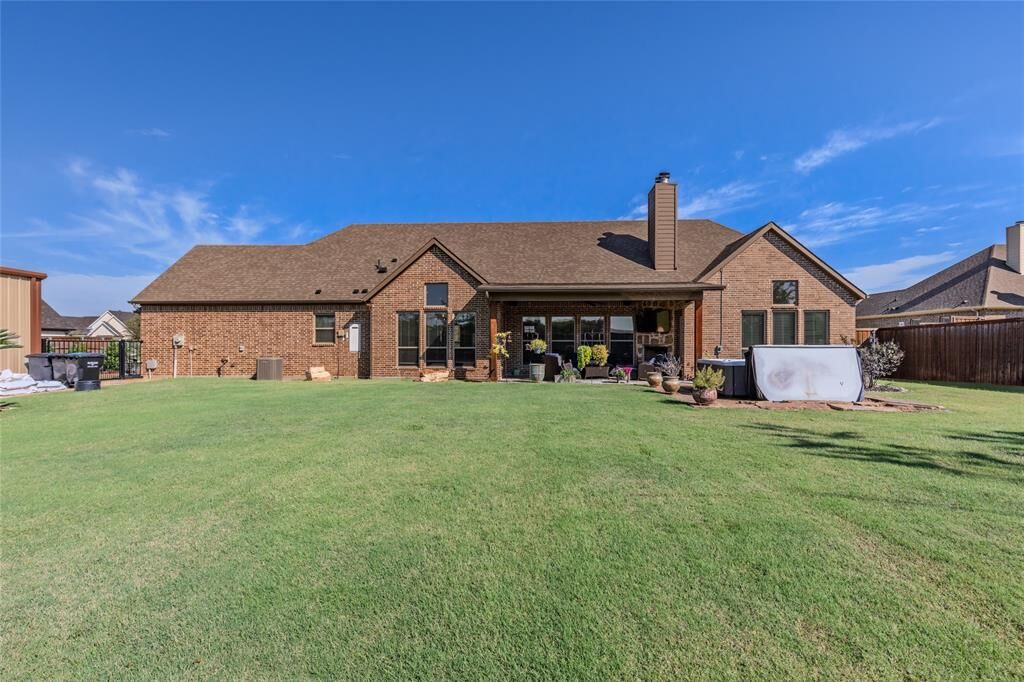 Property Photo: 1015 Sinopa Street TX 75135