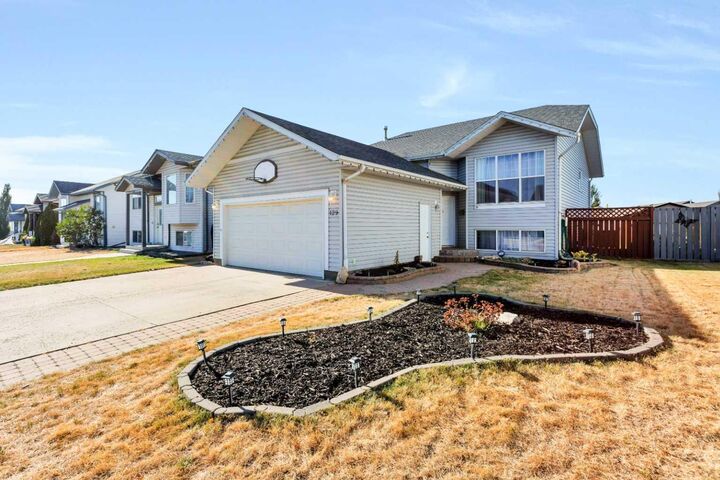 Property Photo:  129 Briarwood Crescent  AB T0M 0J0 